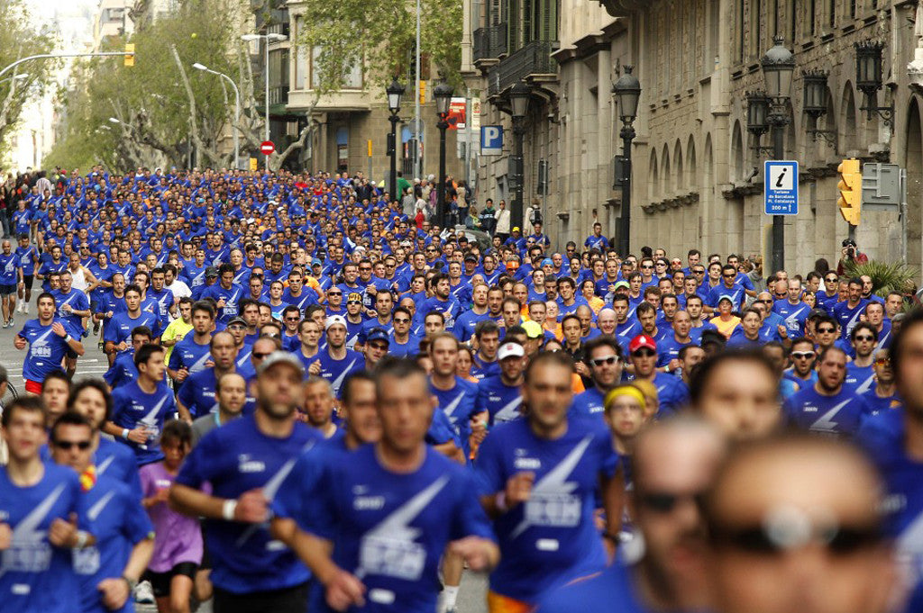 Mass of runners in blue shirts